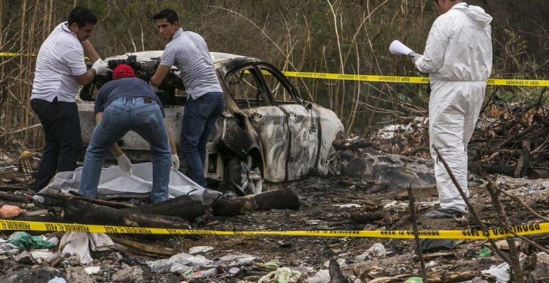 Levantamiento de un cuerpo en la escena de un crimen