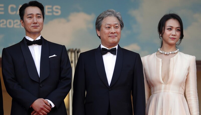 El director japonés Hirokazu Koreeda con los actores Song Kang-ho y Bae Doona en la alfombra roja del Festival de Cine de Cannes.