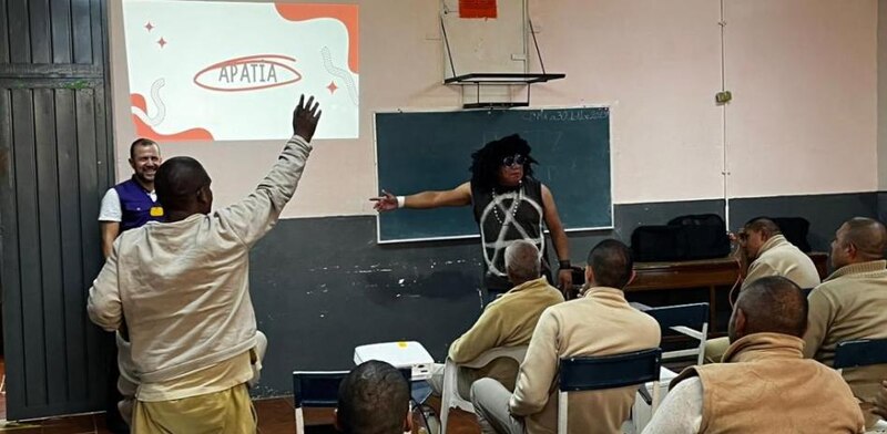 Un profesor enseña a sus alumnos en un aula