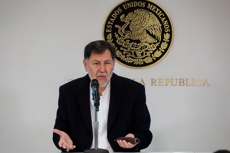 Gerardo Fernández Noroña, presidente de la Mesa Directiva del Senado de la República, ofreció conferencia de prensa en las inmediaciones de la Cámara Alta para posicionarse al respecto de la iniciativa enviada por la presidenta Claudia Sheinbaum respecto a la no reelección y el nepotismo, así como del proceso de elección del Poder Judicial de la Federación.