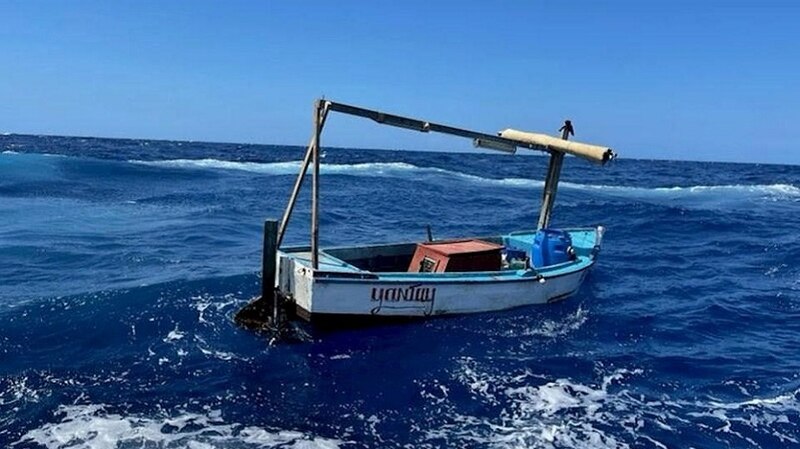 Una pequeña embarcación en medio del mar
