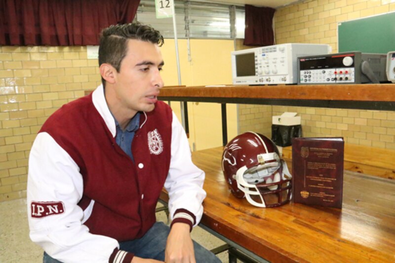 Estudiante del IPN desarrolla casco con sensores para detectar golpes en el fútbol americano