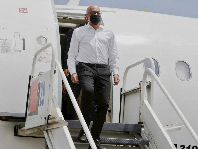 El presidente de México, Andrés Manuel López Obrador, aborda un avión en el Aeropuerto Internacional de la Ciudad de México.