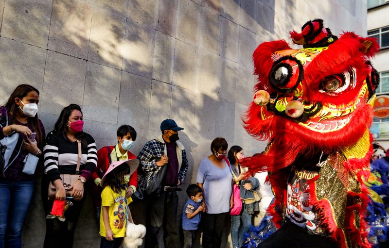 Danza del león chino en una calle de la Ciudad de México