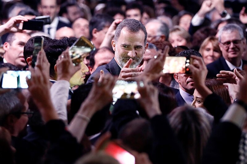 El rey Felipe VI saluda a la multitud