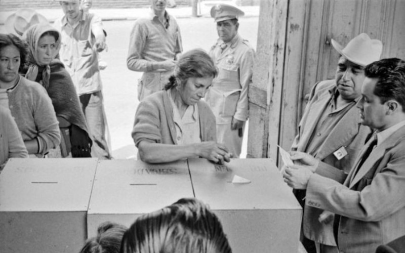 Mujer mexicana emitiendo su voto por primera vez
