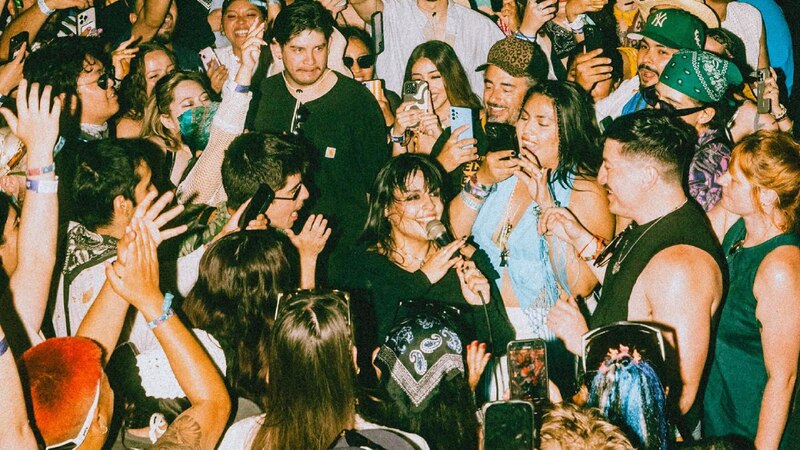 Rosalía cantando en un concierto