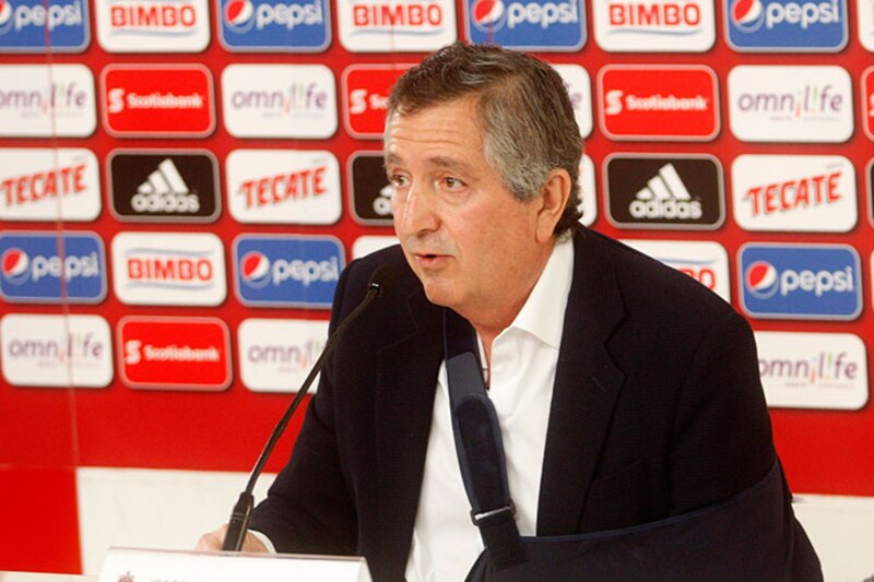 El entrenador argentino Ricardo La Volpe durante una conferencia de prensa.