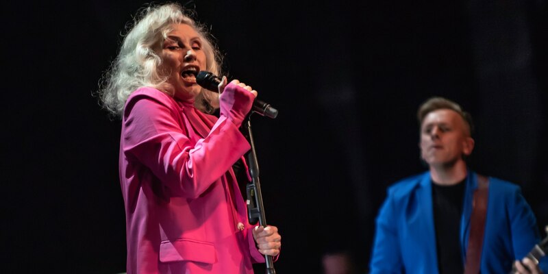 Lady Gaga cantando en concierto