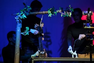 “Django: con la soga al cuello”, una estética con teatro de objetos, cine artesanal y música en vivo