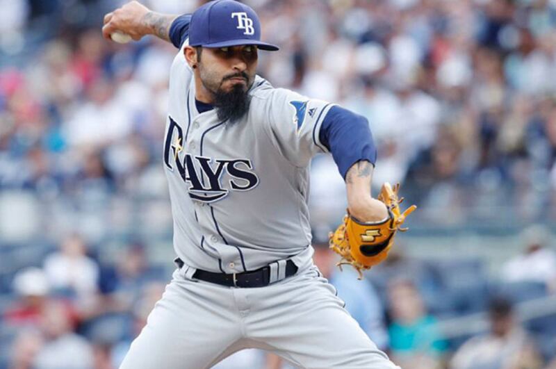 El lanzador de los Rays, Diego Castillo, lanza una recta durante el partido contra los Yankees de Nueva York.