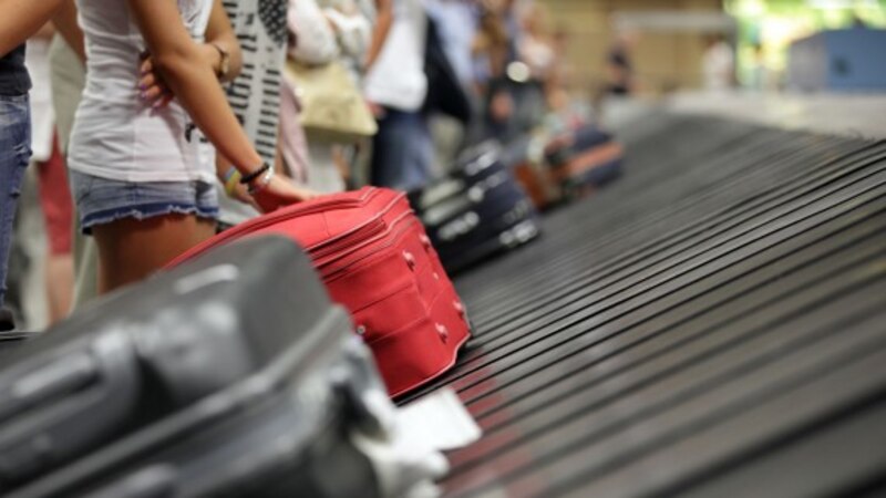 Equipaje en la cinta transportadora del aeropuerto