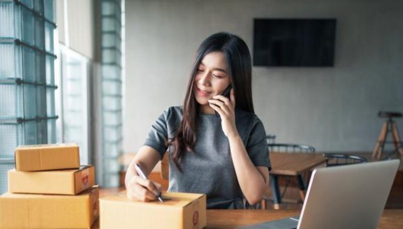 Mujer joven trabajando en su negocio online