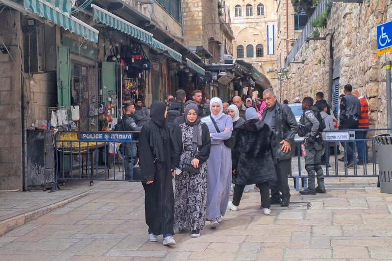 Mujeres musulmanas caminando por las calles de Jerusalén