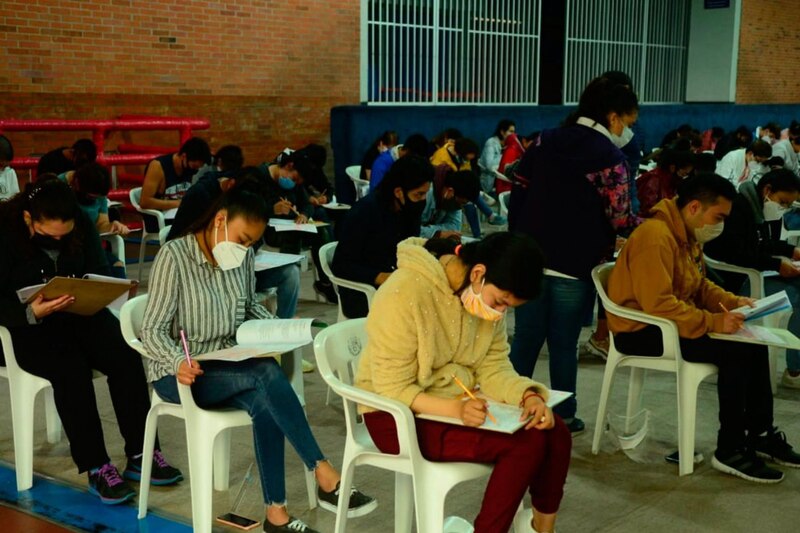 Estudiantes tomando un examen en un aula