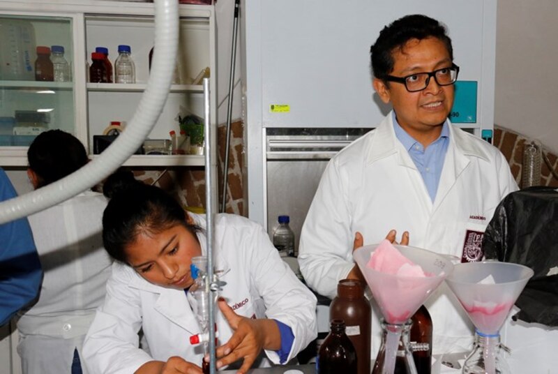 Científicos trabajando en un laboratorio