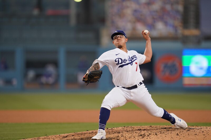 Clayton Kershaw lanza una bola rápida durante el juego 1 de la Serie Mundial 2020.