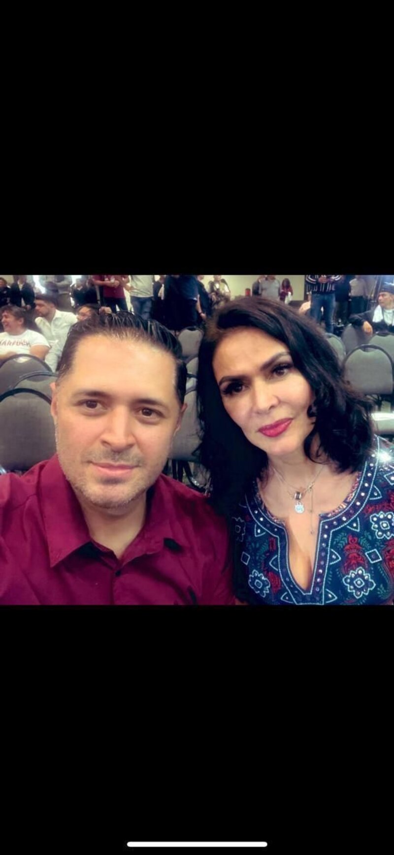 La actriz mexicana Salma Hayek y el actor mexicano Gael García Bernal se toman una foto juntos.