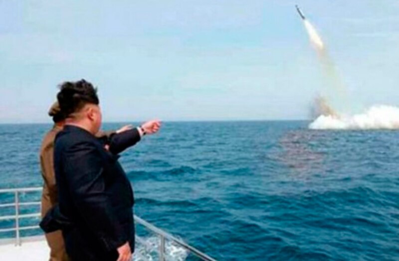 Kim Jong-un supervisa el lanzamiento de un misil balístico