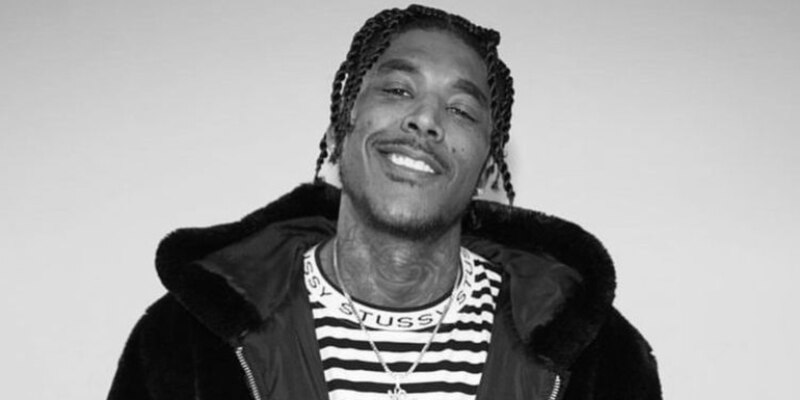 El rapero PnB Rock sonríe a la cámara.