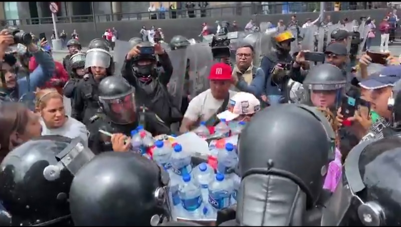 Enfrentamientos entre manifestantes y policías en las calles de Caracas