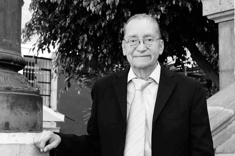 Retrato de un hombre mayor sonriente