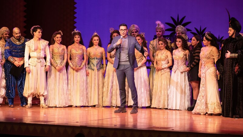 El elenco de Aladdin se reúne para una foto grupal