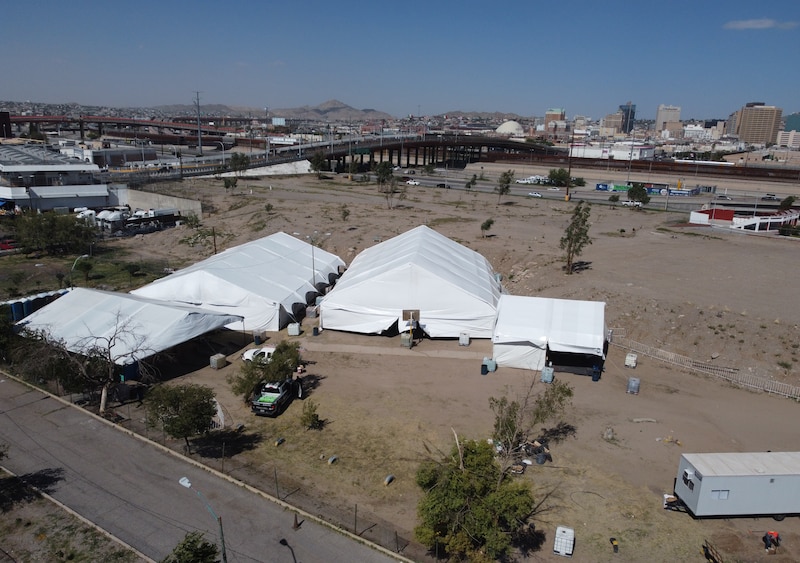 Un campamento de tiendas de campaña en la frontera entre Estados Unidos y México