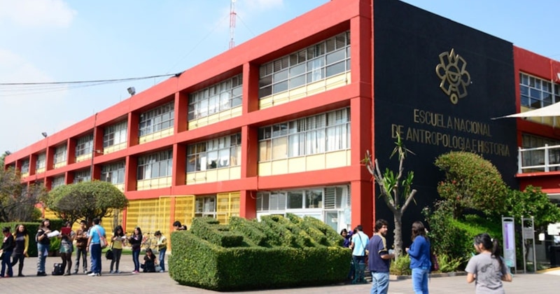 Estudiantes en el campus de la Escuela Nacional de Antropología e Historia