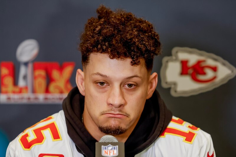 El quarterback de los Kansas City Chiefs, Patrick Mahomes, durante una conferencia de prensa busca ser el primero en ganar tres Super Bowls de forma consecutiva.