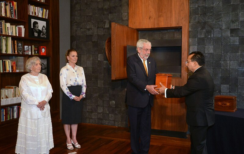 Entrega de la urna con las cenizas de Juan Gelman en la Biblioteca Nacional