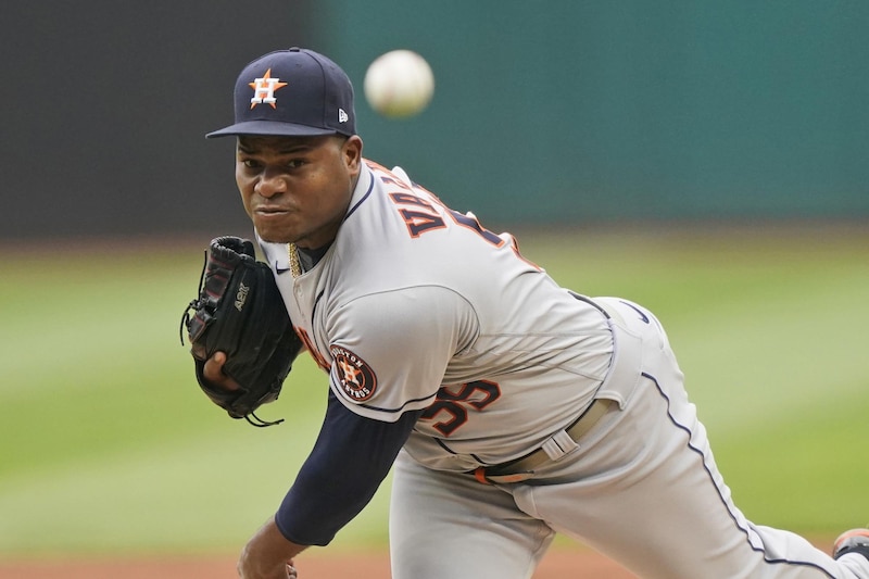 El lanzador de los Astros de Houston, Luis García, lanza la bola durante el partido contra los Marineros de Seattle.