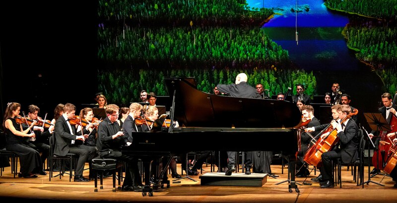 Orquesta sinfónica tocando en un concierto