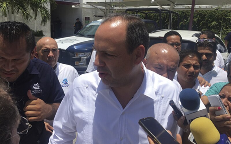 El presidente municipal de Acapulco, Evodio Velázquez, atiende a los medios de comunicación.