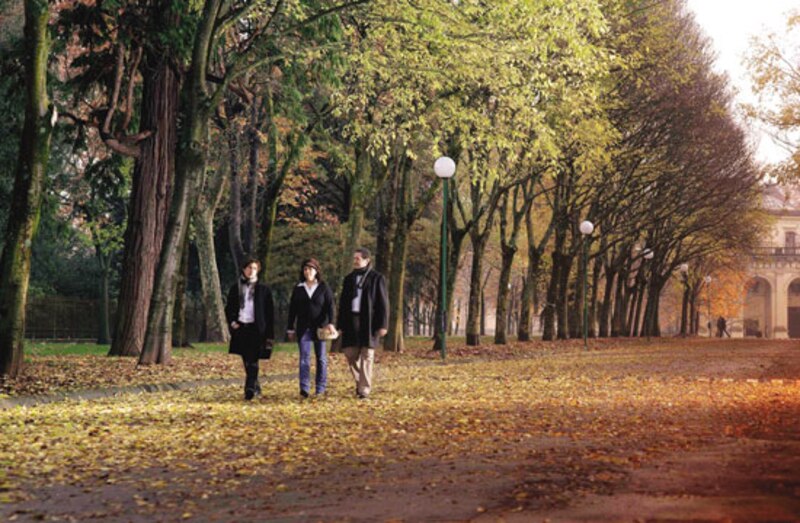 Caminando por el parque en otoño