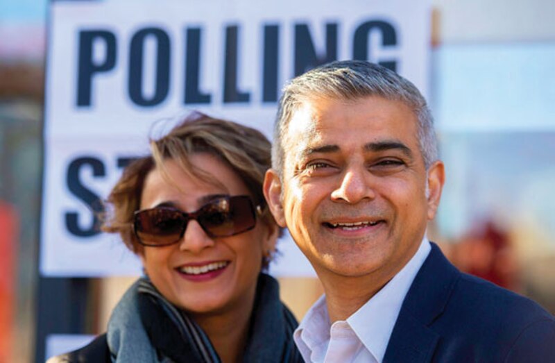 El alcalde de Londres, Sadiq Khan, sonríe junto a una mujer en una foto de campaña.