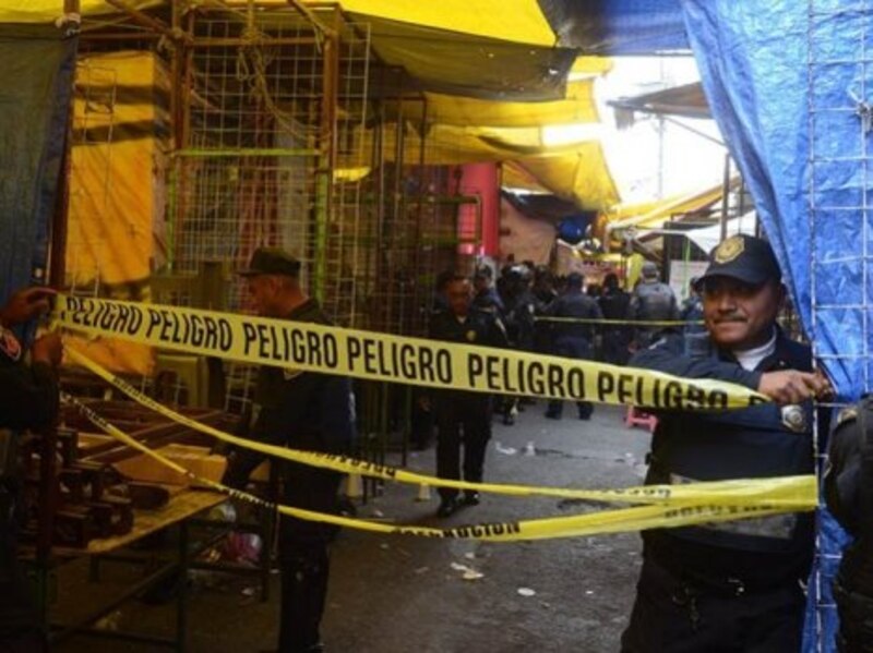 La policía acordonó la zona del mercado tras el hallazgo de un cuerpo sin vida
