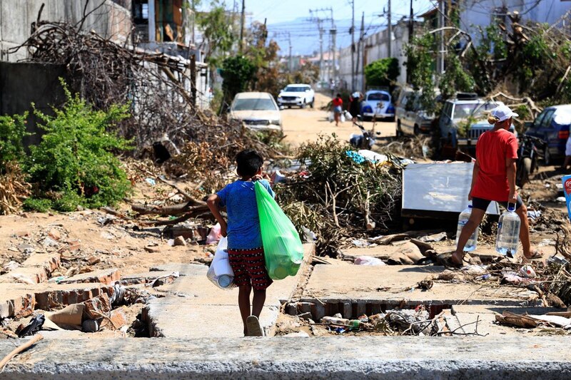 Niño camina entre escombros tras el paso del huracán