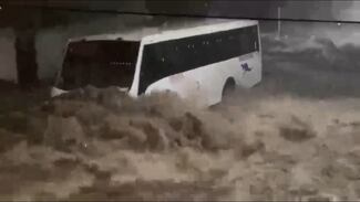 Tromba en Querétaro deja saldo de dos muertos y calles destruidas