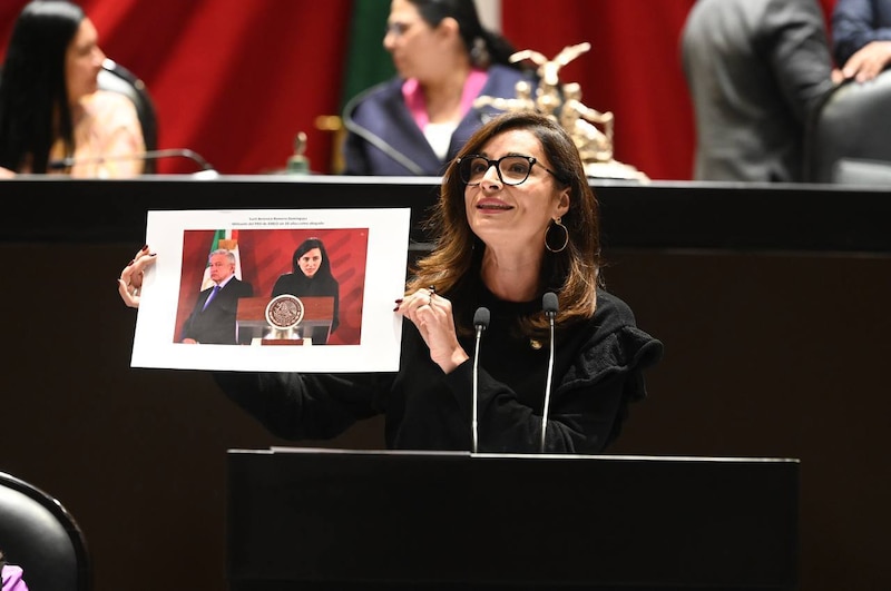 La diputada mexicana exhibe una fotografía del presidente López Obrador con la esposa del narcotraficante El Chapo