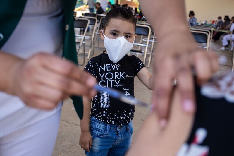Niño recibe la vacuna contra el COVID-19