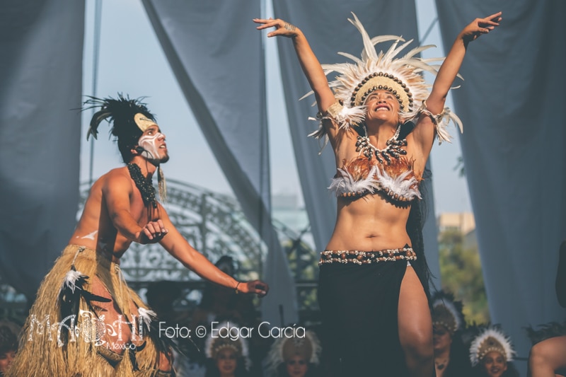 Pareja de bailarines de danza polinesia.