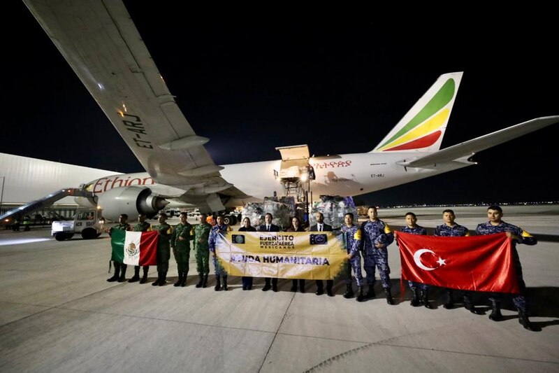 Entrega de ayuda humanitaria a Turquía