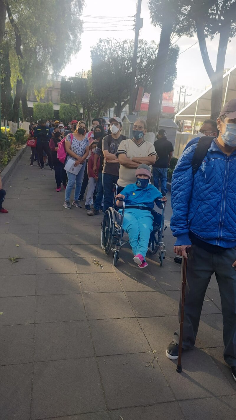 Personas esperando en fila para recibir la vacuna contra el COVID-19.