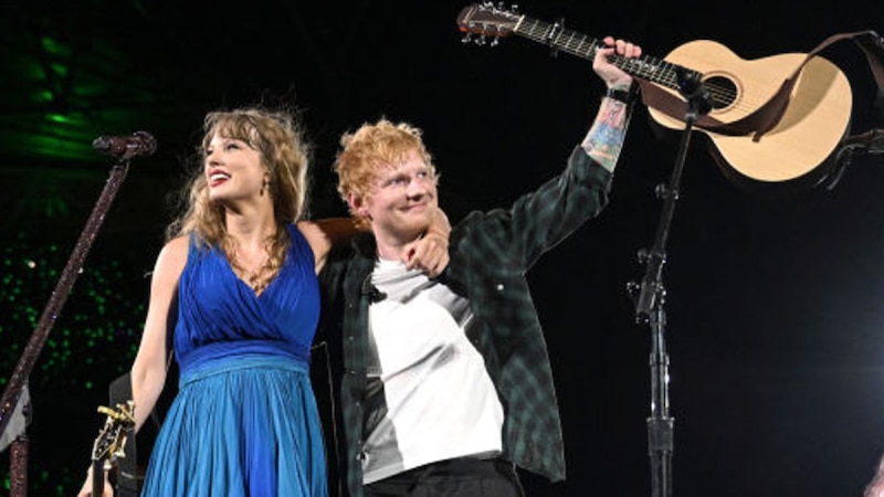 Taylor Swift y Ed Sheeran cantando juntos en un concierto