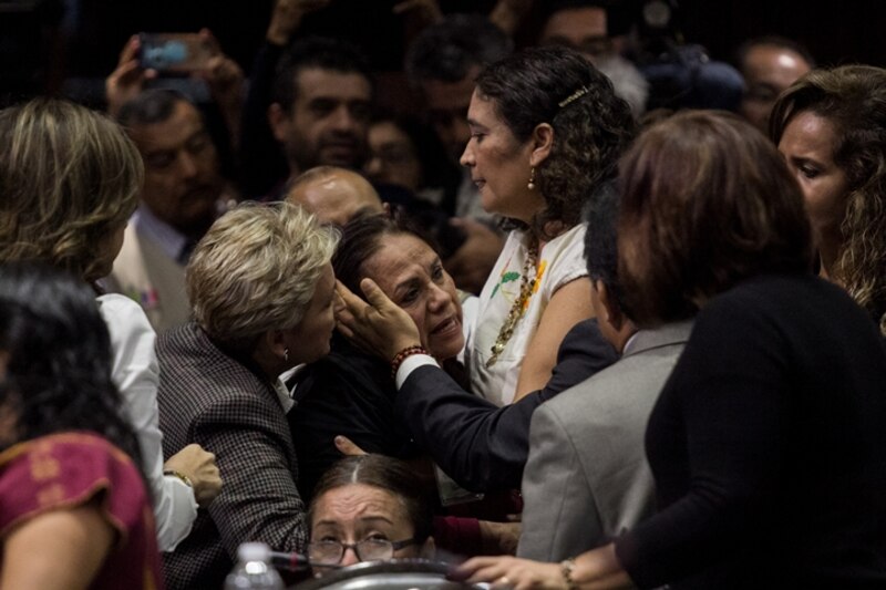 AMLO abraza a senadora tras polémica foto con narcos