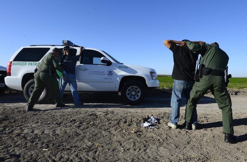 Agentes de la Patrulla Fronteriza detienen a un grupo de inmigrantes indocumentados en la frontera entre México y Estados Unidos.