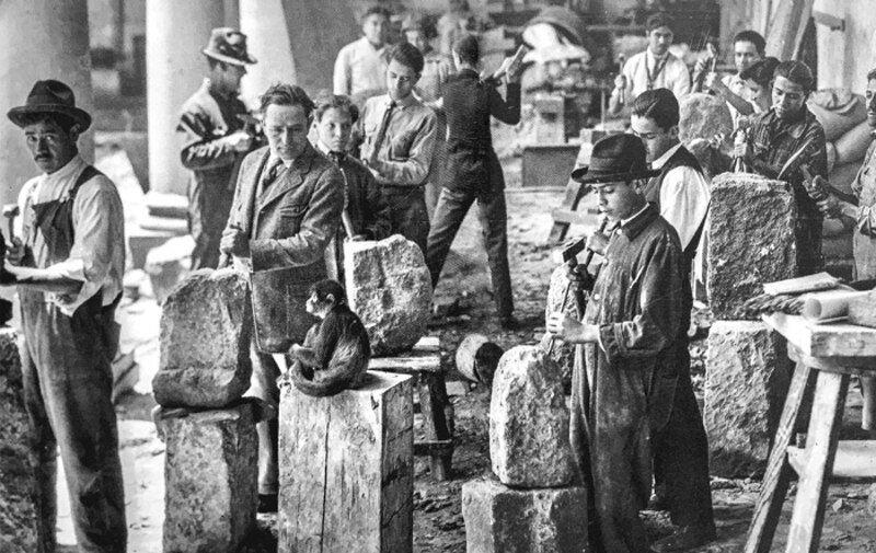 Obreros trabajando en una fábrica de principios del siglo XX