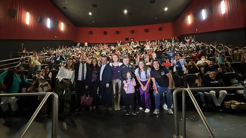 ¡Todos sonríen para la foto en el cine!