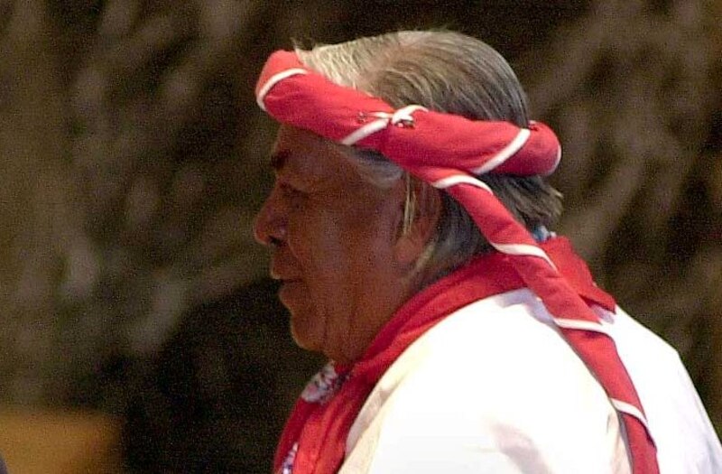 Un hombre con un tocado rojo tradicional.